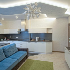 Cucina-soggiorno con soffitto a castello