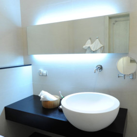 Concealed washbasin lighting in the bathroom