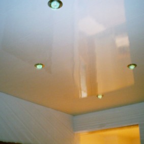 Plafond brillant dans la salle de bain