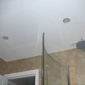 Soffione doccia sotto il soffitto del bagno