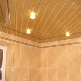 Plafond doré en lattes de plastique