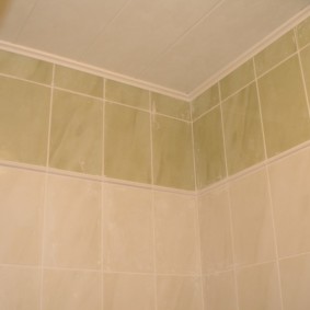 Battiscopa in poliuretano sul soffitto del bagno