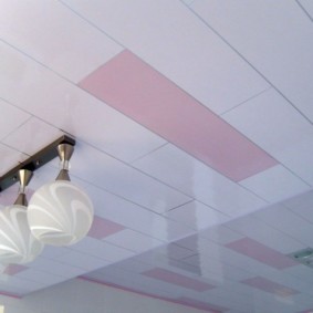 Pose de panneaux PVC au plafond