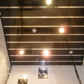 Plafond noir à l'intérieur de la salle de bain