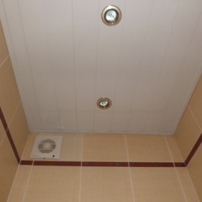 Plafond en plastique dans une petite toilette