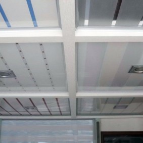 Plafond en plastique avec poutres décoratives