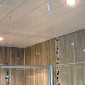 Plafond en plastique dans la chambre avec douche d'angle