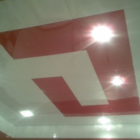 Soffitto in pannello di plastica rosso e bianco