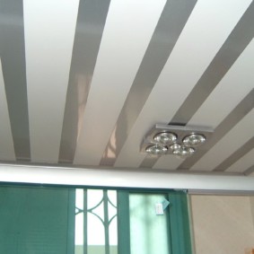 Plafond rayé en panneaux PVC