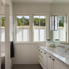 Salle de bain étroite avec deux lavabos