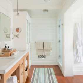 Salle de bain lumineuse avec un grand miroir