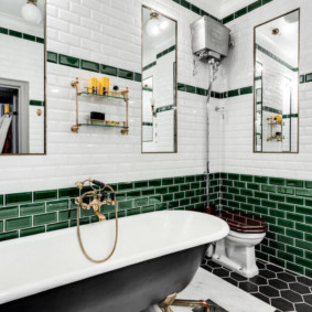 Miroirs à l'intérieur d'une salle de bain moderne