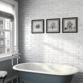 Décor de salle de bain avec des peintures modulaires