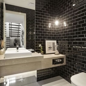 Salle de bain à la mode avec des murs noirs