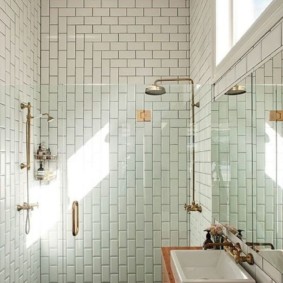 Lavabo blanc sur un plan de travail en bois