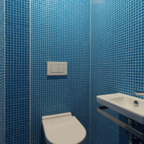 Carreaux de mosaïque bleue dans une petite toilette