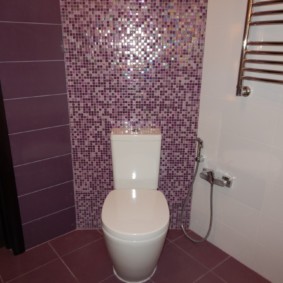 Toilettes blanches avec réservoir compact