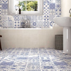 Piastrelle patchwork all'interno del bagno