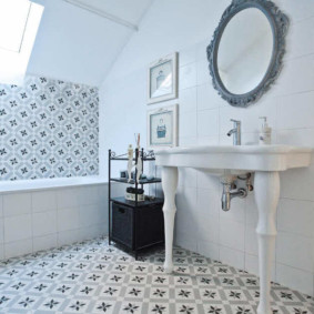 Intérieur de la salle de bain mansardée d'une maison privée