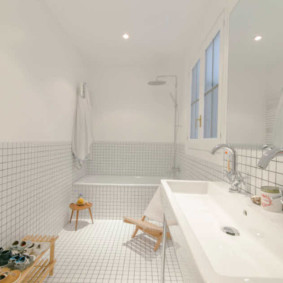 Salle de bain blanche comme neige dans une maison de campagne