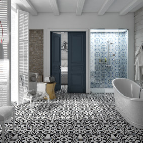 Carreaux de céramique avec motifs au sol dans la salle de bain