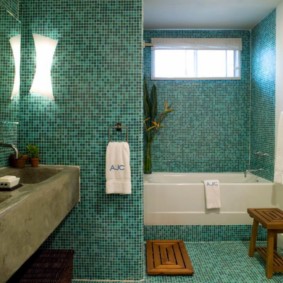 Mosaïque turquoise dans la salle de bain