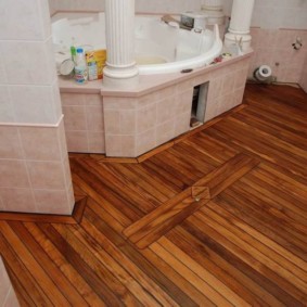 Plancher de salle de bain en bois classique