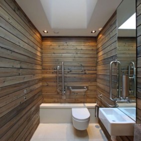 Bagno stretto con una finestra sul soffitto