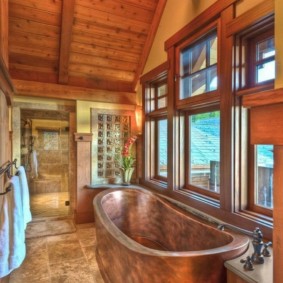 Bagno di rame in una casa di legno