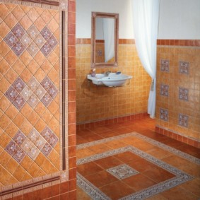 Pannello a mosaico sul pavimento del bagno