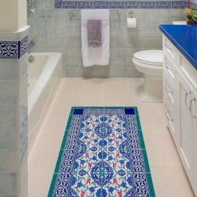 Tapis de carrelage dans la salle de bain