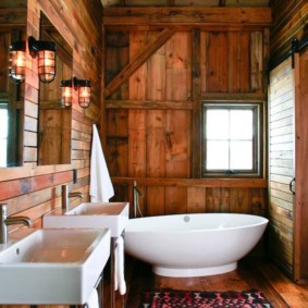 Salle de bain avec deux lavabos dans une maison de campagne