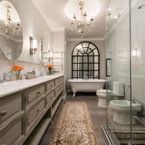 Longue salle de bain avec lustre au plafond