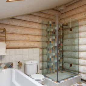 Cabine de douche dans une maison en rondins