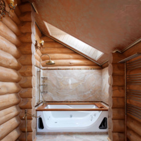 Baignoire avec hydromassage dans une maison en bois