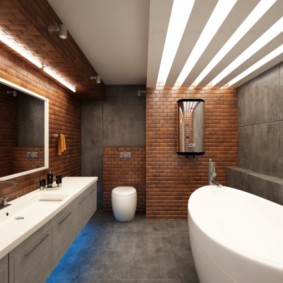 Spazioso bagno interno in stile loft