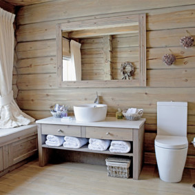 Salle de bain avec un canapé près de la fenêtre