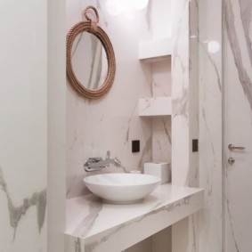 Niches in the bathroom with marble trim