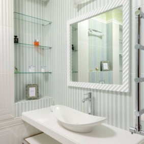 Wall-mounted washbasin with vertical stripes