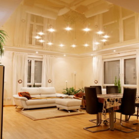 Plafond beige avec spots