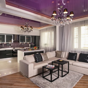 Plafond violet avec surface brillante