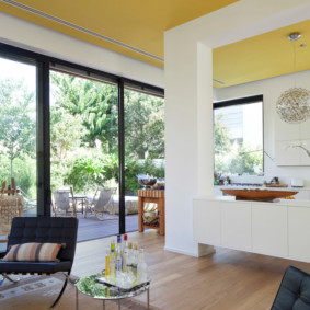 Plafond jaune avec spots