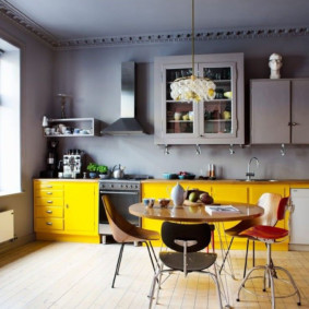 Meuble de cuisine jaune avec plafond gris