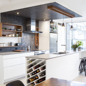 Cucina che suddivide in zone con un soffitto