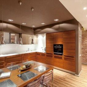 Cucina design con soffitto marrone.