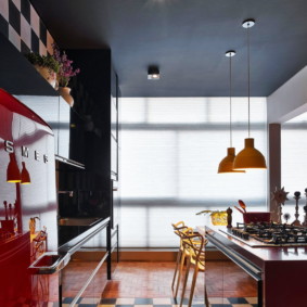 Elegante cucina con soffitto nero