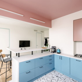 Soffitto rosa in una cucina con una penisola