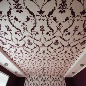 Non-woven wallpaper on the ceiling in the bathroom