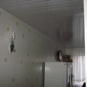 Frigorifero bianco vicino al muro con rivestimento in PVC