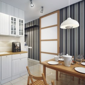 Cucina design con pareti a strisce.